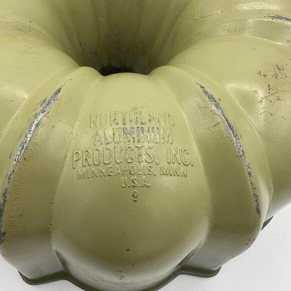 Vintage Nordic Ware Bundt Pan 12 Cup Heavy Cast Aluminum Box Recipes 10 x 4 - Picture 9 of 10